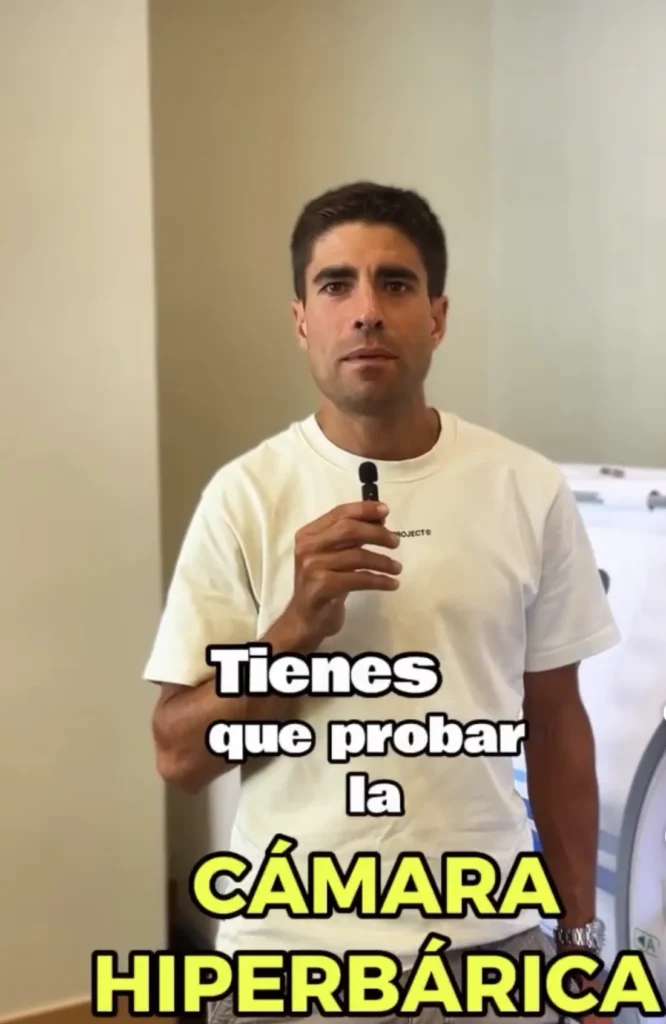 Mikel Landa junto a la cámara hiperbárica del centro BaricO2 en Bilbao